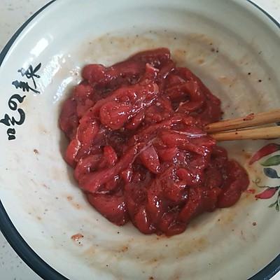 尖椒炒牛肉的简单做法_青椒炒牛柳怎么炒好吃又嫩-5